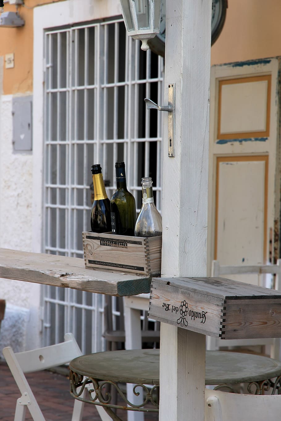 bottle, deco, window sill, decoration, nostalgia, wine bottle HD wallpaper