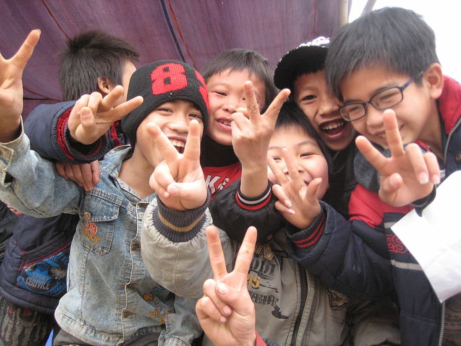 children standing near each other gesturing peace sign, Boys, HD wallpaper