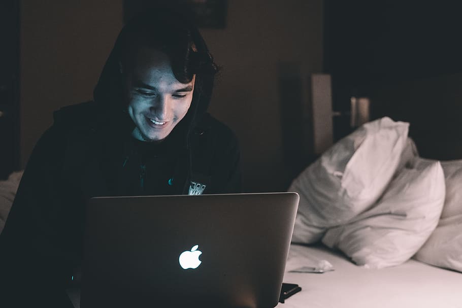 person using MacBook in bed, man infront of MacBook, DJ, Cesqeaux HD wallpaper