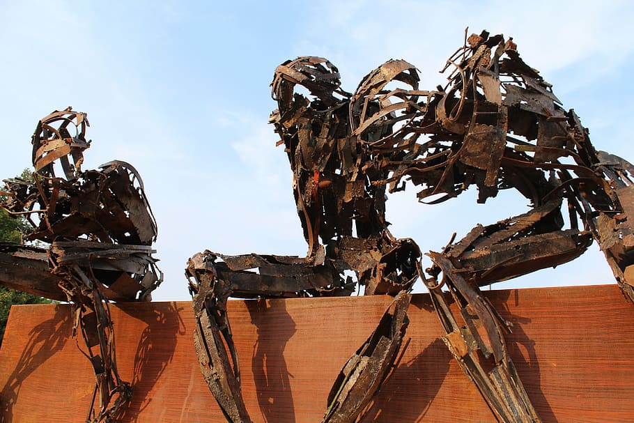 three metal robots statues sitting on brown bench, rusty robot, HD wallpaper