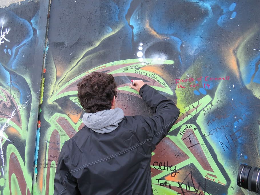 Tourists, Subscriptions, Colors, Pens, graffity, cottage, wall of dom HD wallpaper
