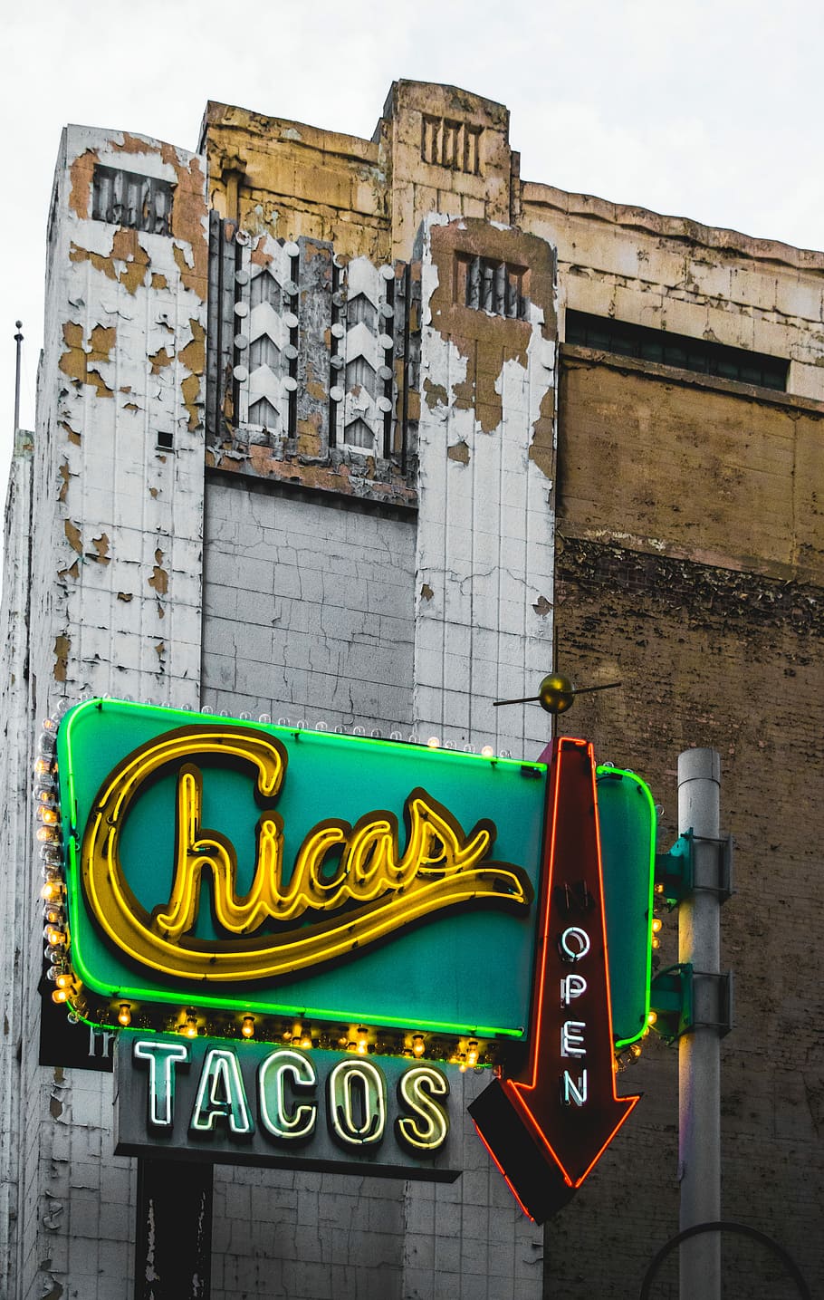 Chicas Tacos wall mounted LED signage, Chicas Tacos signage, building HD wallpaper