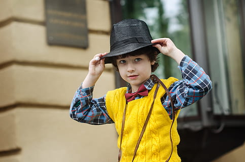 man wearing black hat standing near the building, boy, kids HD wallpaper