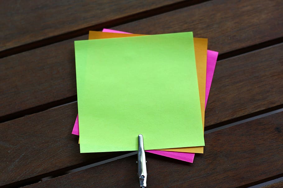 sticky notes on brown wooden surface, blank, post notes, reminder, HD wallpaper