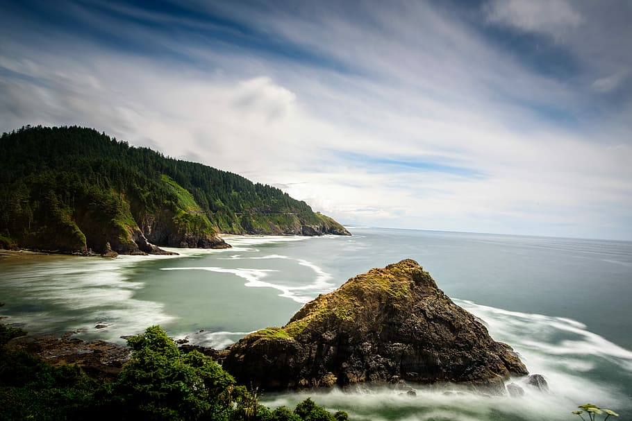 timelapse photography of island, photo of mountain and beach at daytime HD wallpaper