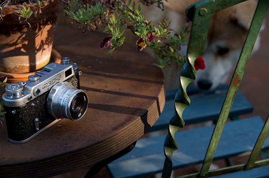 camera, old, antique, light, mood, table, chair, metal, rust HD wallpaper