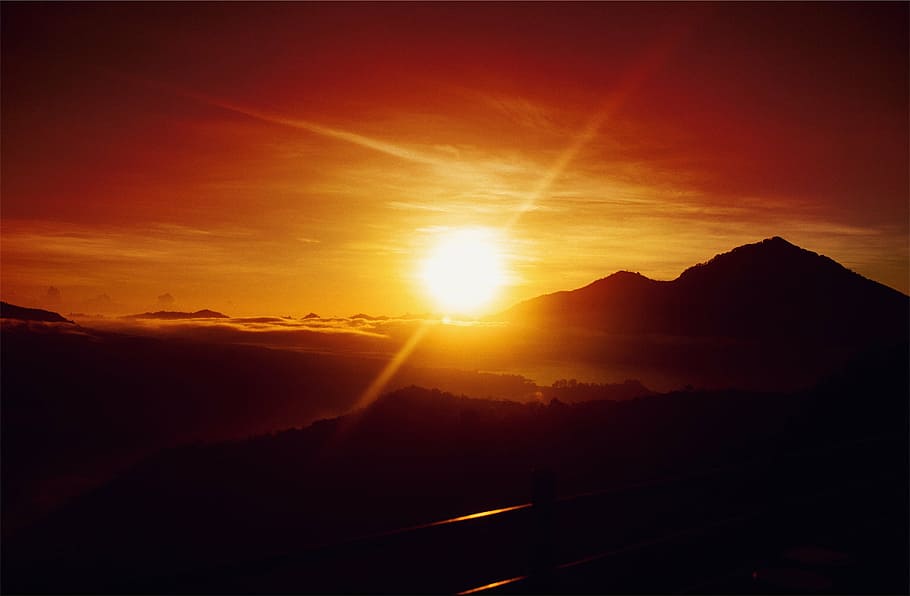 sunset and mountain scenery, photo, sunlight, mountains, clouds HD wallpaper