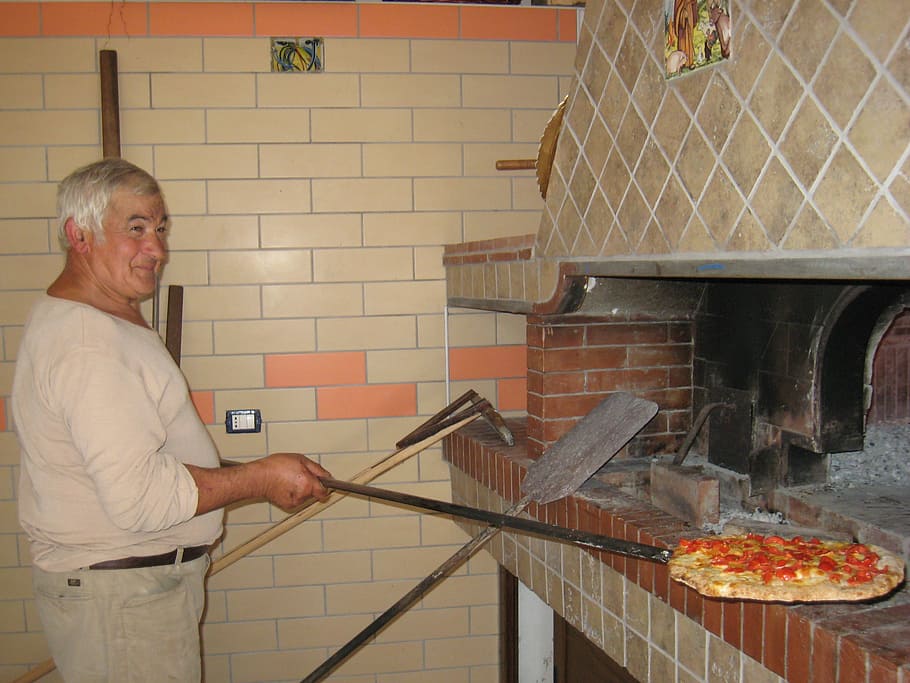 man baking pizza, chef, italian, cuisine, italy, pizzeria, kitchen, HD wallpaper