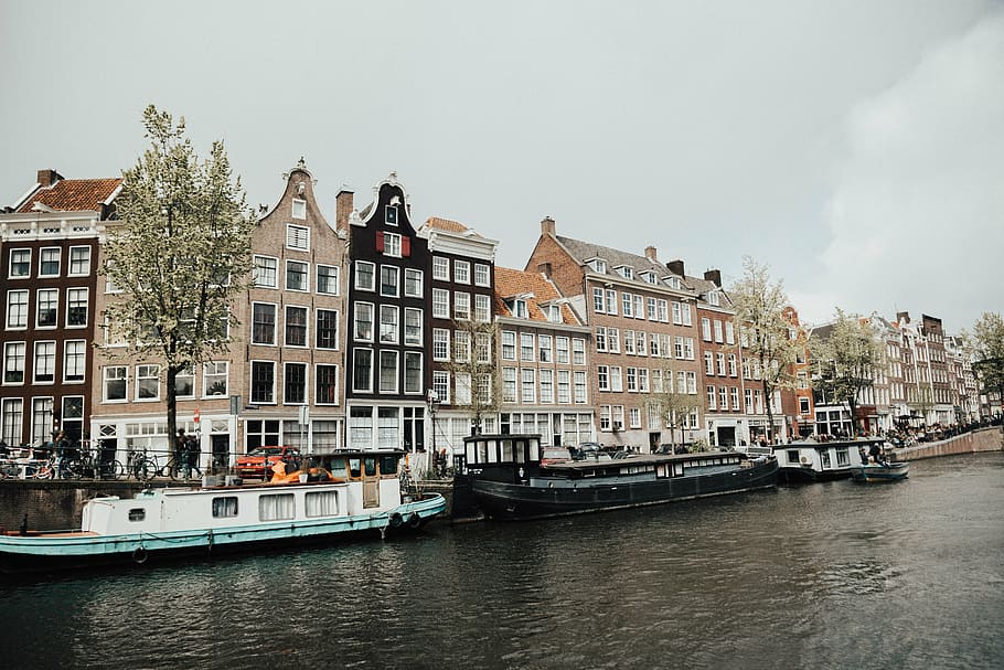 boats on body of water near houses, architecture, building HD wallpaper