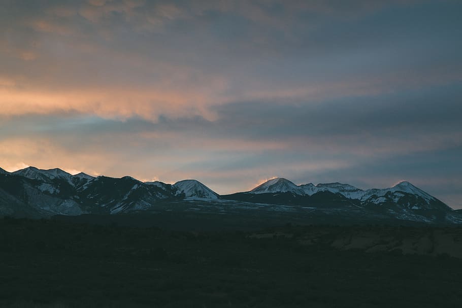 aerial photography of mountain at sunset, silhouette photography of mountain HD wallpaper