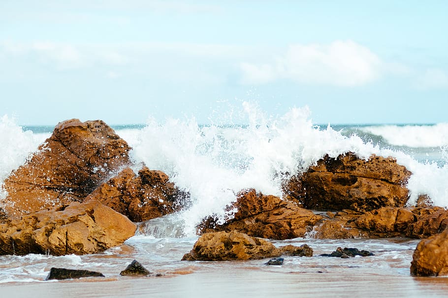 high waves crashing on rock formation at daytime, waves crashing on brown rocks HD wallpaper