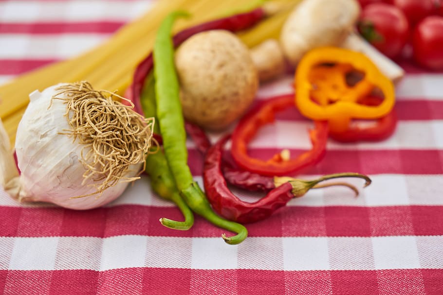 garlic, pepper, tomato, pasta, table, detail, nobody, backgrounds HD wallpaper