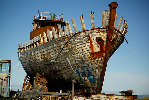 white and red docked boat during daytime, brown and gray ship near building HD wallpaper