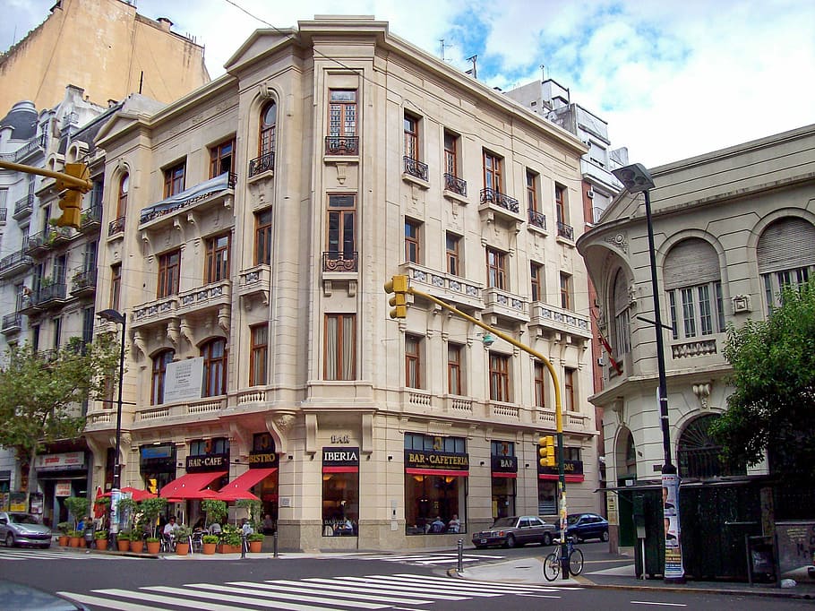 Café Iberia en Av. de Mayo in Buenos Aires, Argentina, building
