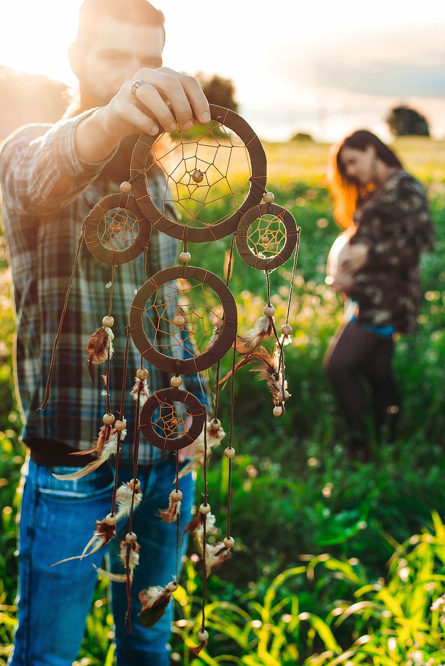 man holding dreamcatcher, person holding brown dreamcatcher, string HD wallpaper