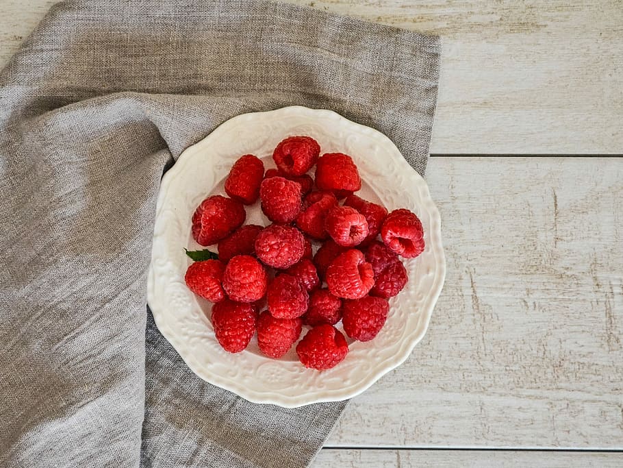 red berries on plate, pile of raspberries served on plate, raspberry HD wallpaper