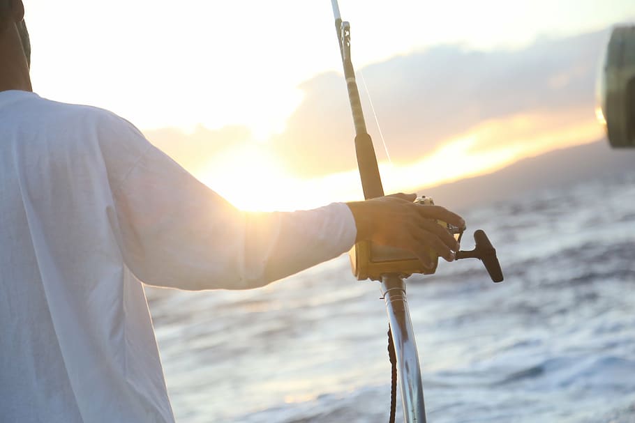 man holding black and brown fishing rod, ocean, deep sea fishing, HD wallpaper