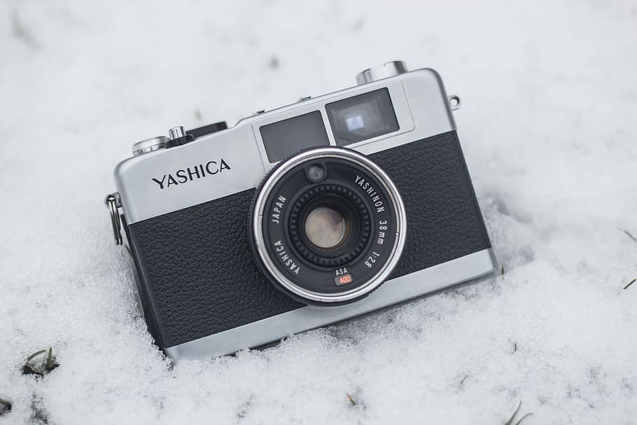 gray and black Yashica camera on snow, gray Yashica range finder camera on white surface HD wallpaper