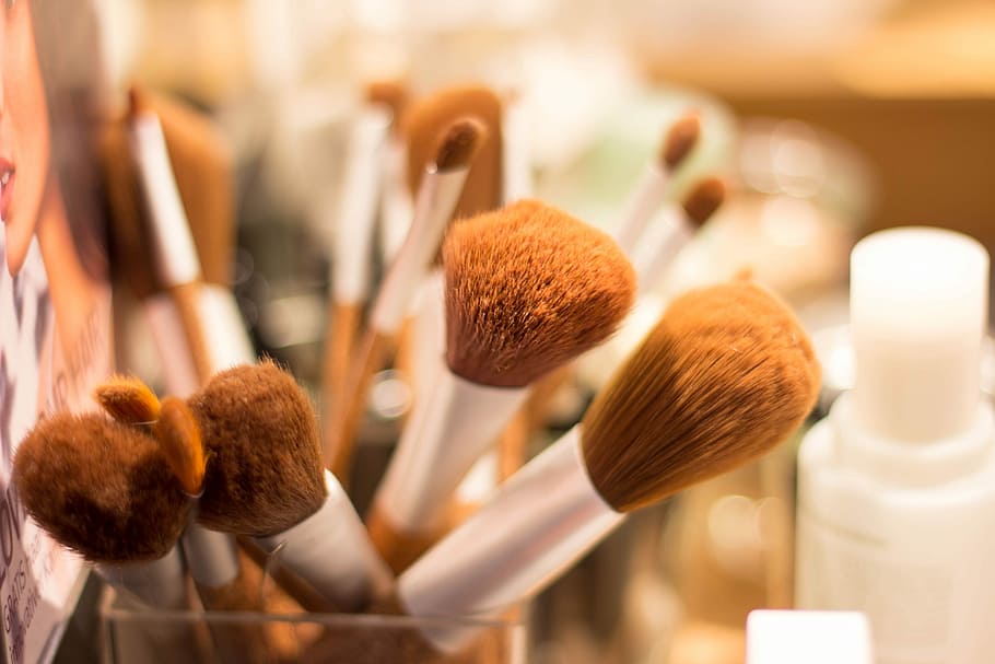 selective focus photography of brown and gray makeup brushes, HD wallpaper