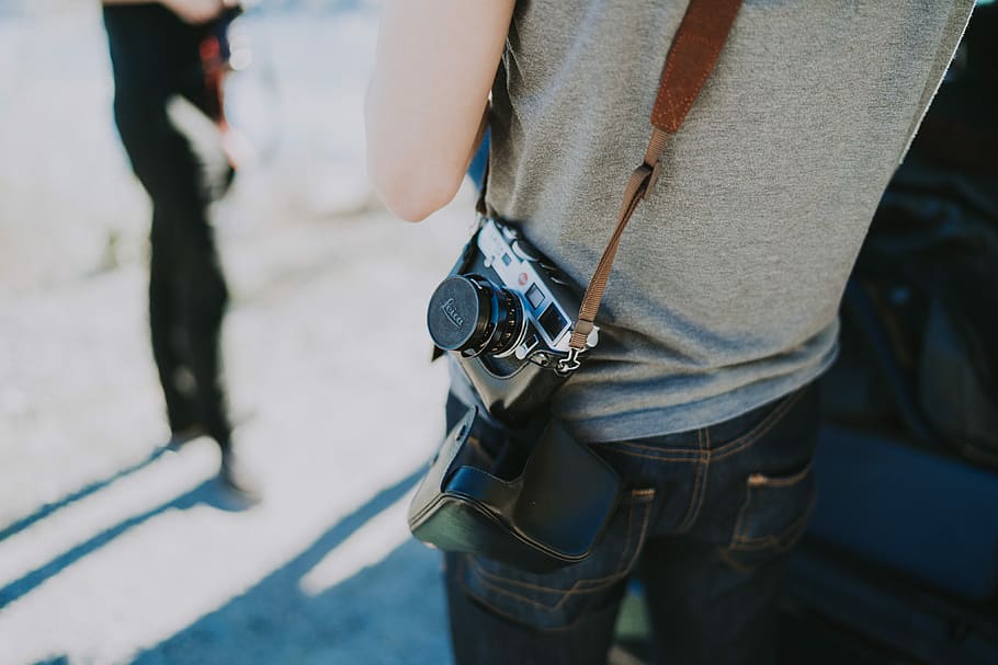 black and gray DSLR camera, person carrying DSLR camera on his side HD wallpaper