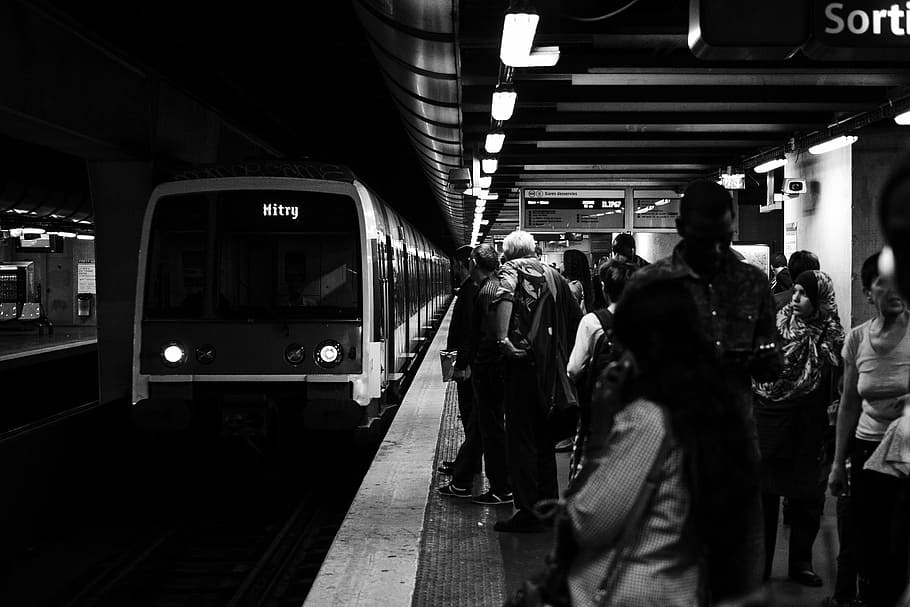 group of people waiting for the train in grayscale photography, grayscale photography of people waiting the train HD wallpaper