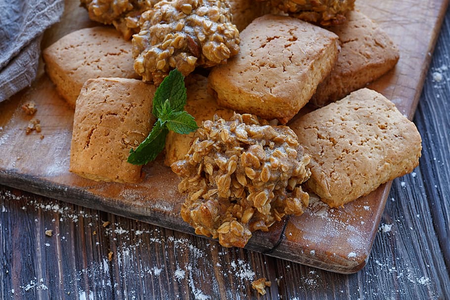 cooked pastries, brown pastry on chopping board, baked good, cookie HD wallpaper