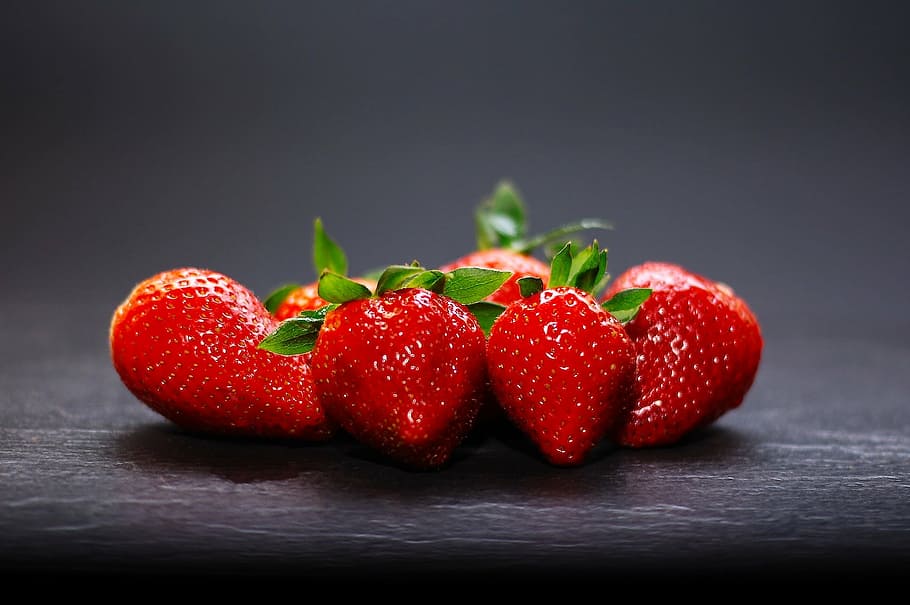 close-up photography of strawberry fruits, red, smoothie, berries HD wallpaper