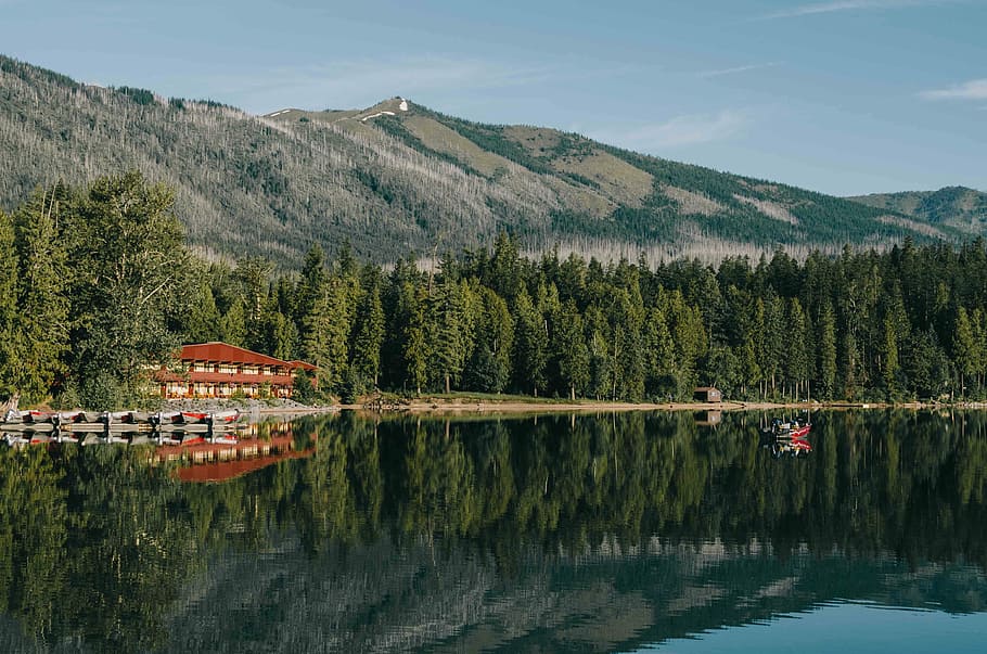 red and beige house in front of body of water, red and brown house near pine trees and mountain during daytime HD wallpaper