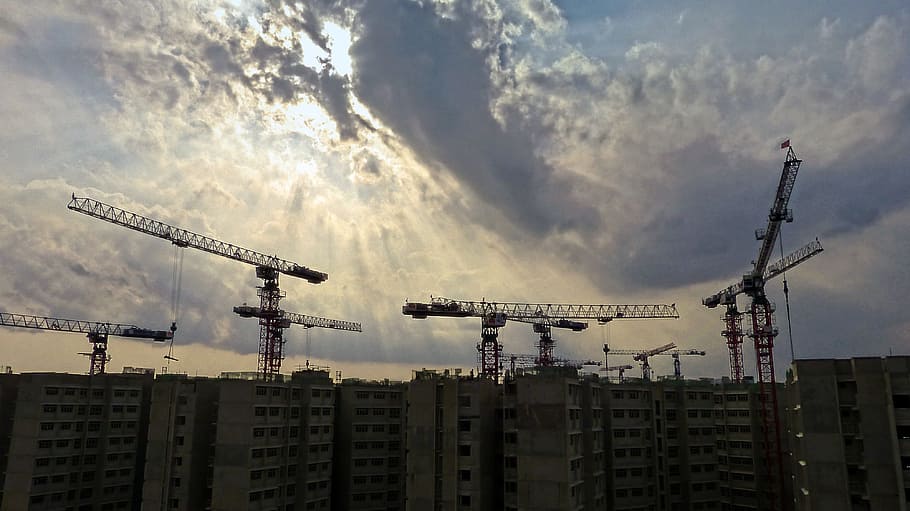 sunlight through clouds over city, construction, site, cranes, HD wallpaper