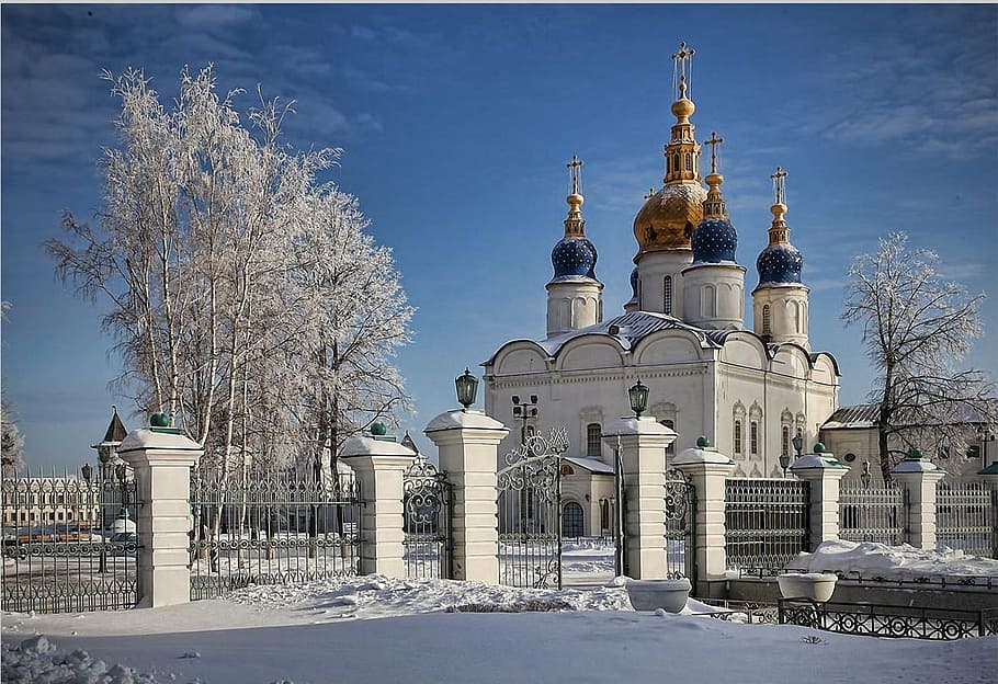 white concrete mosque, city, winter, snow, siberia, russia, cold