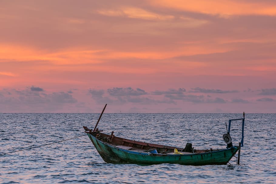 green boat on body of water during golden hour, green boat in ocean during golden hour HD wallpaper