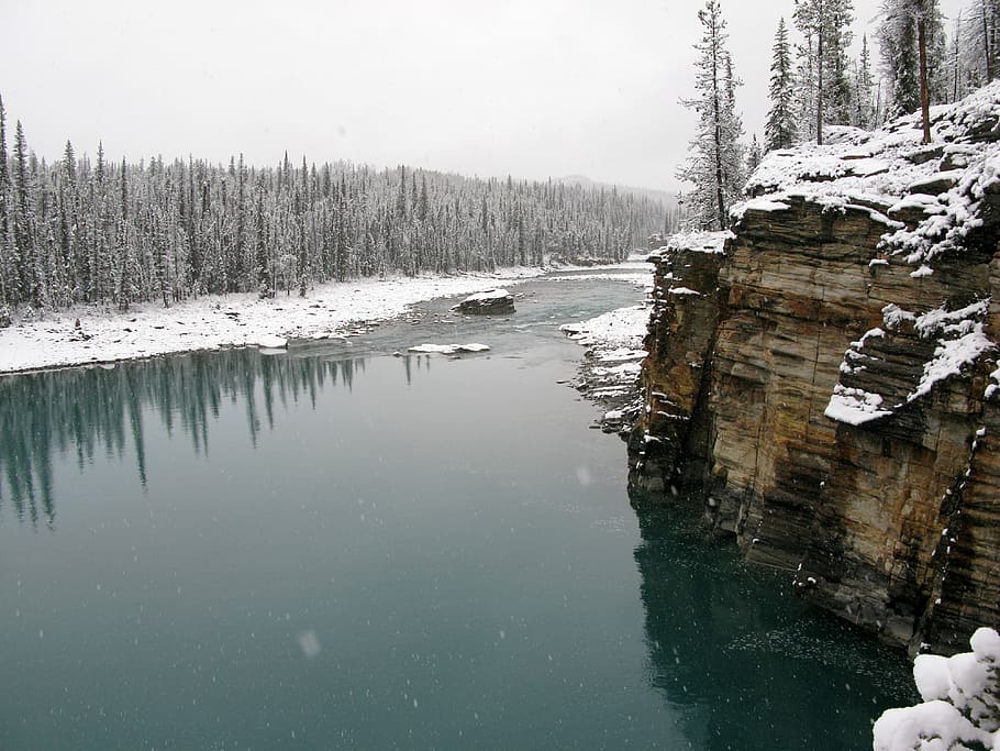 Athabasca River landscape with bluff in Jasper National Park, Alberta, Canada HD wallpaper