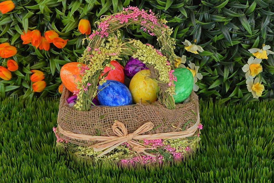 Ester eggs on brown floral baskets, easter eggs, spring, grass, HD wallpaper