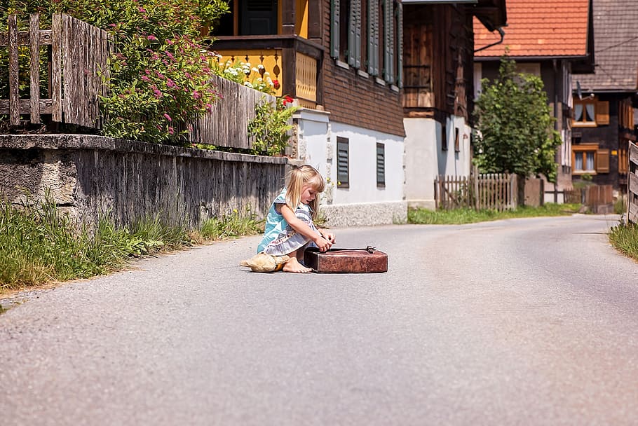 girl sitting on road, person, human, child, schulweg, village, HD wallpaper