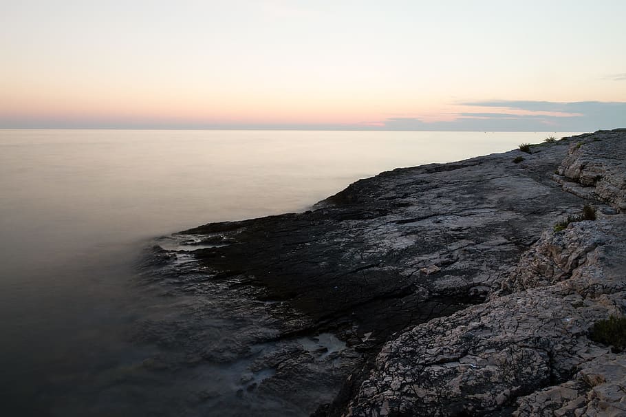 photo of coastline, body of water near rock formation, Subtle HD wallpaper