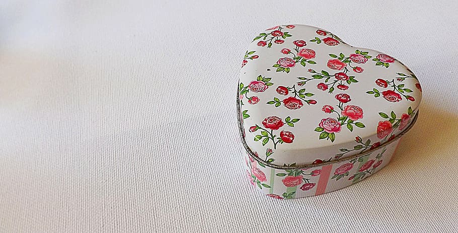 heart red and white floral tin can close up photo, jewellery box, HD wallpaper