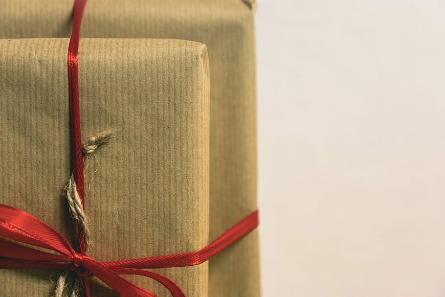 two brown packs with red lace, gift, present, ribbon, bow, close-up HD wallpaper