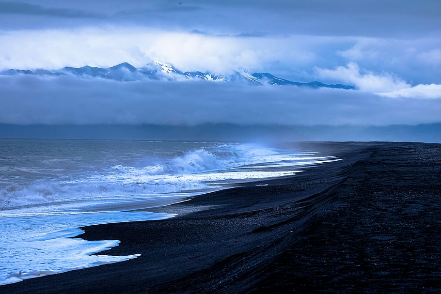 seashore under white clouds during daytime, shore beside ocean water HD wallpaper