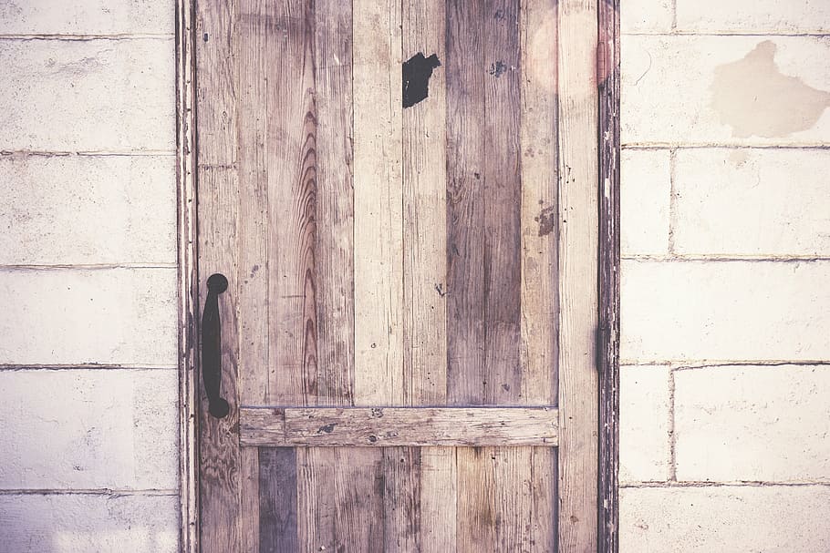 brown wooden door with gray hallow block wall, pallet, handle HD wallpaper