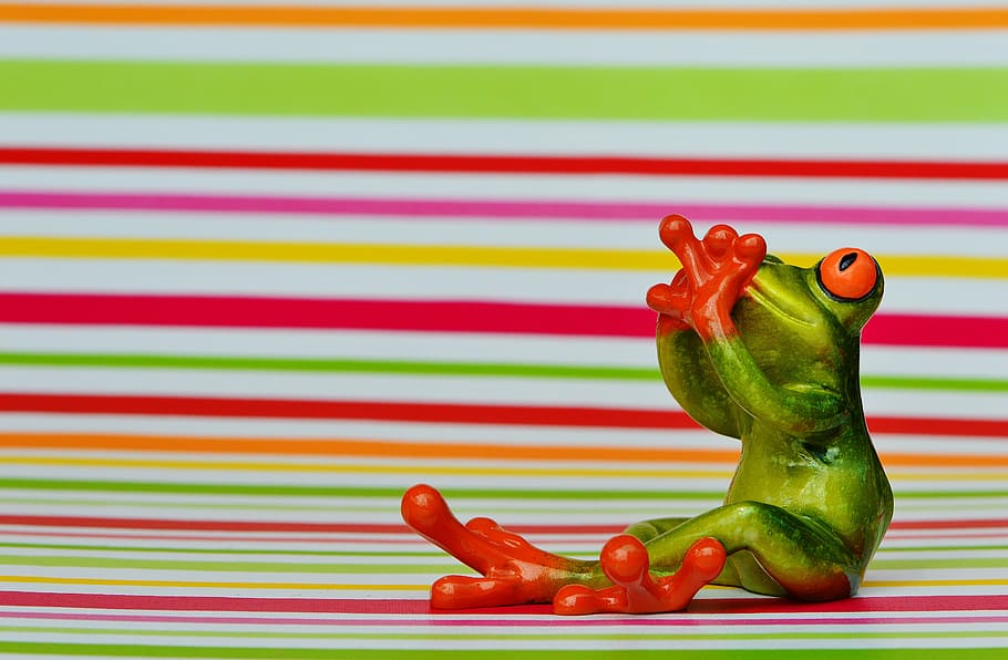 green and red frog holding mouth figurine, figure, do not speak HD wallpaper