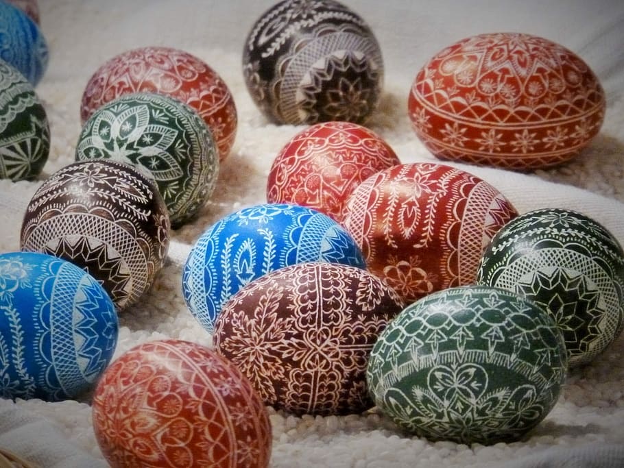 bunch of decorative eggs on top of white cloth, Easter Egg HD wallpaper