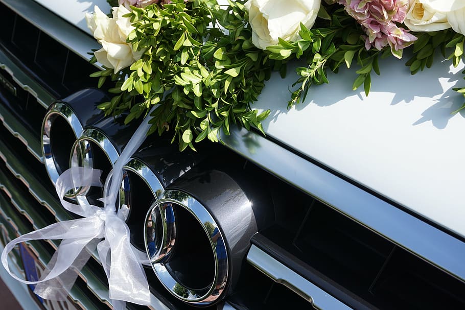 Audi grille, wedding, gift, rings, q7, suv, white, elegant HD wallpaper