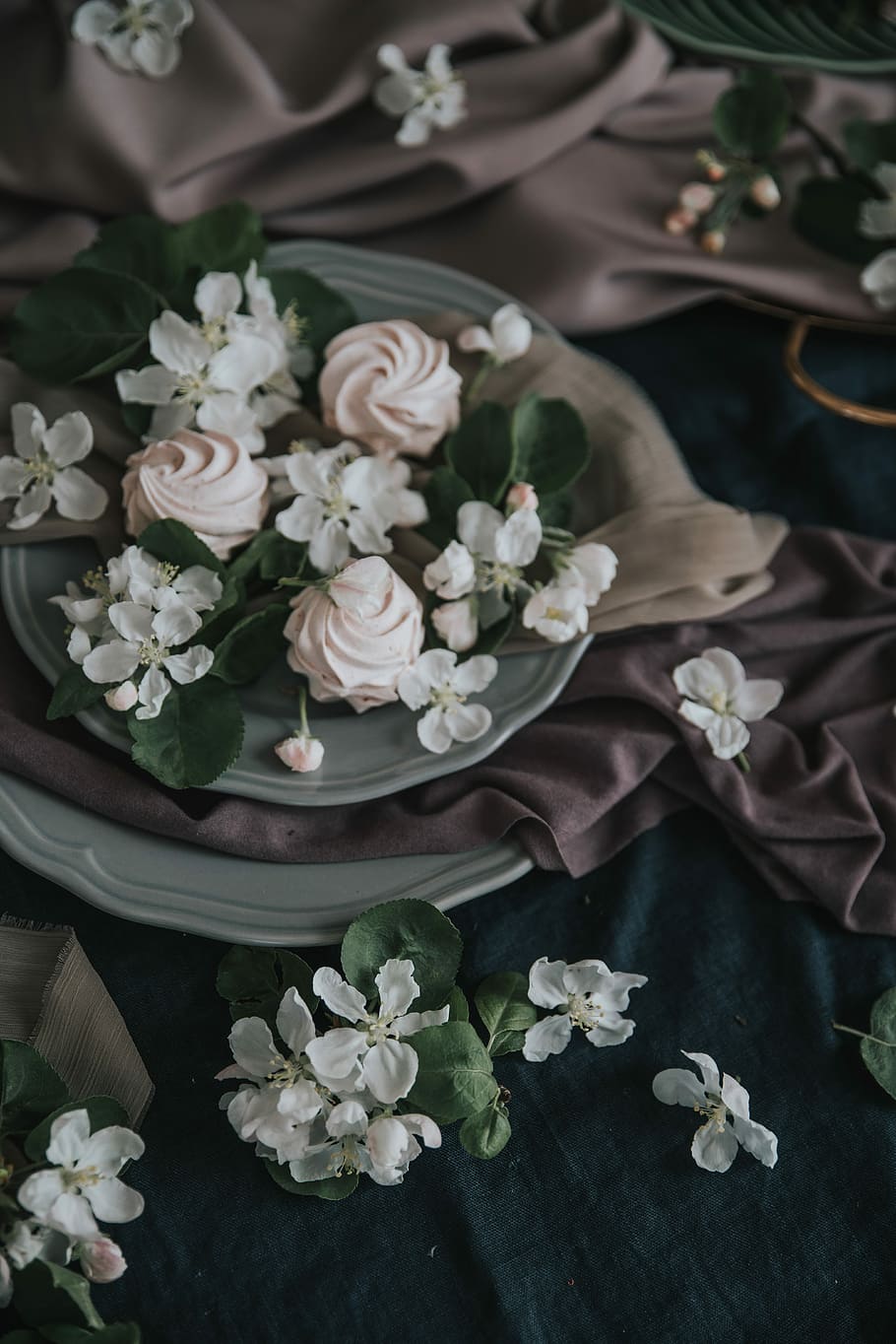 white and pink petaled flower on blanket, white flowers on gray ceramic plate HD wallpaper