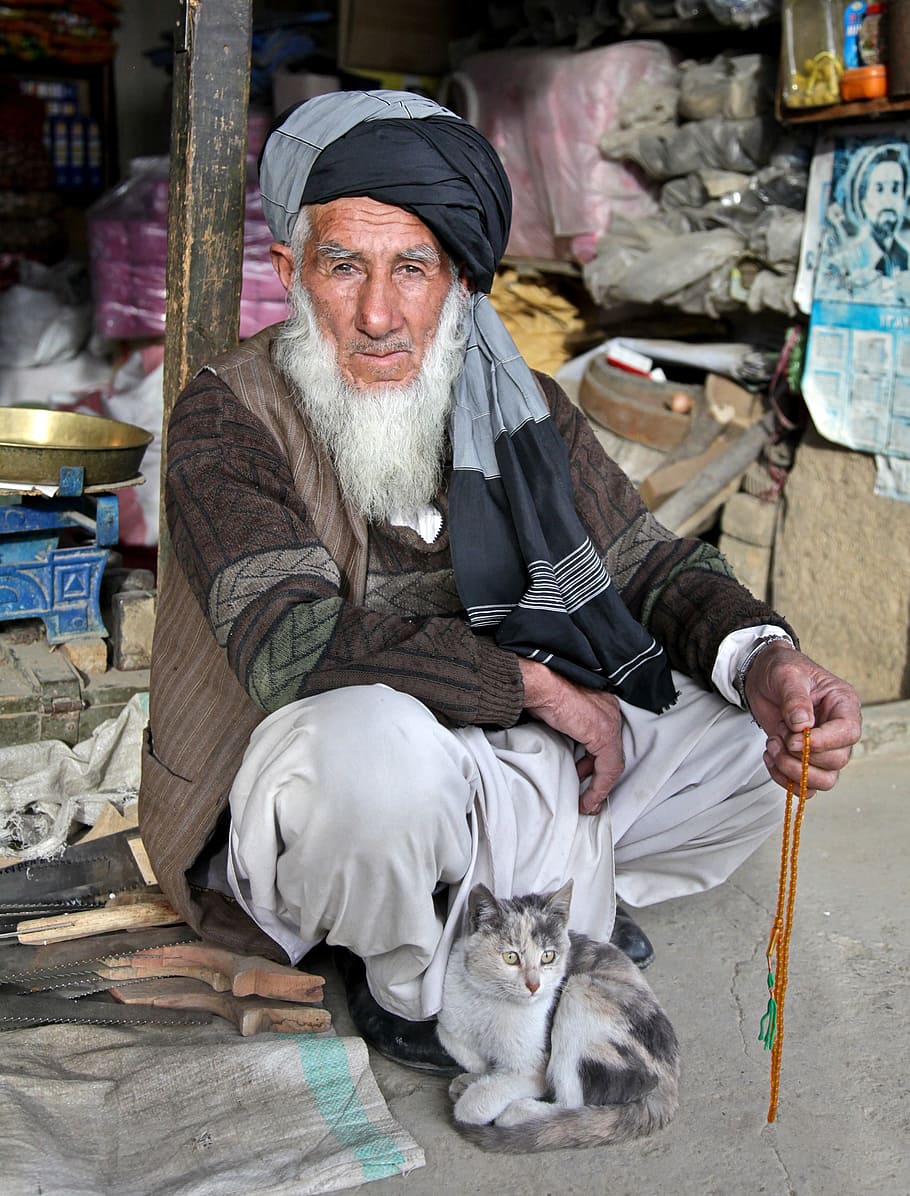 man wearing black turban holding orange tesbih, bedouin, bart, HD wallpaper