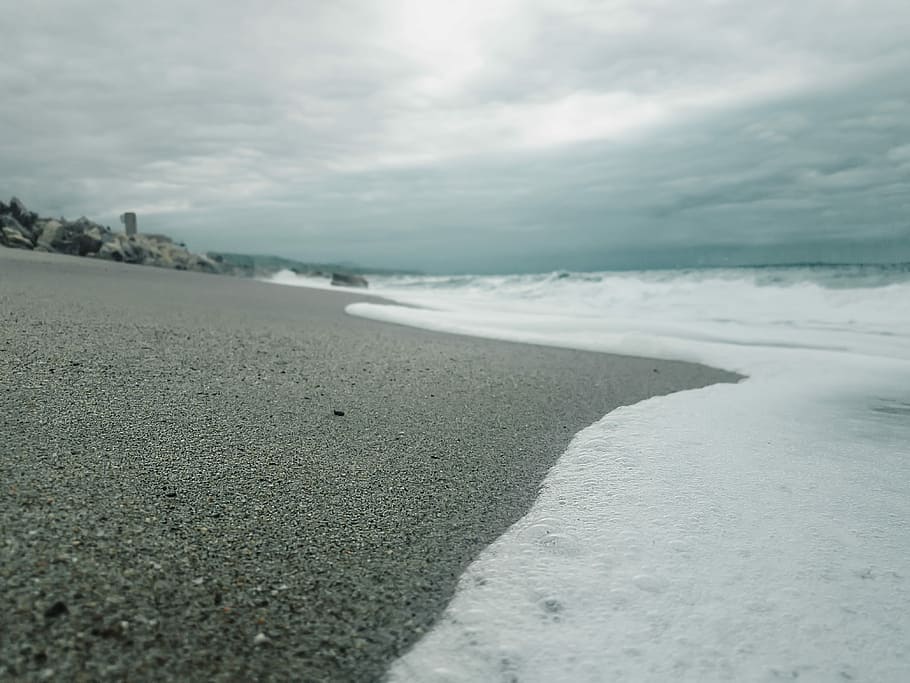 beach under cloudy sky, close-up photo of seashore, coast, coastline HD wallpaper