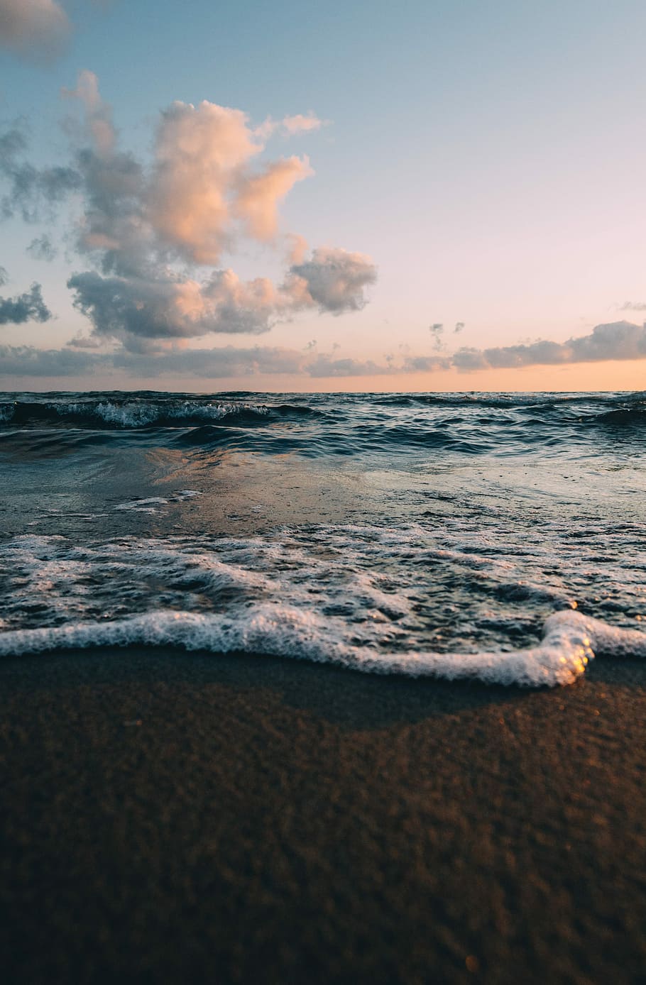 beach in shallow focus, body of water under cloudy sky at daytime HD wallpaper