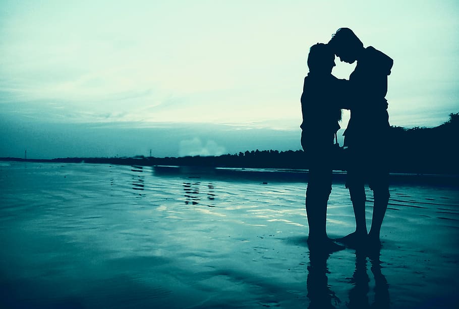 silhouette photo of couple, siluets, romantic, beach, blue, horizon, HD wallpaper