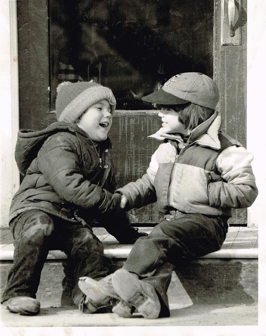 grayscale photo of two children sitting beside door, young HD wallpaper