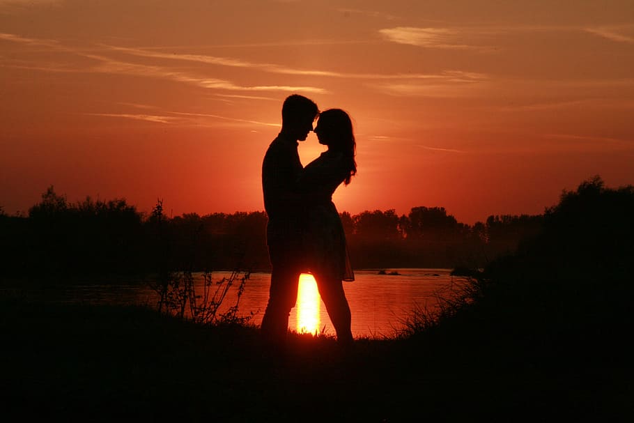 silhouette of couple standing beside body of water against sun ray, HD wallpaper