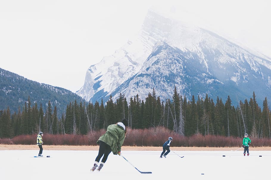 group of children playing ice hockey outdoor during daytime, sport HD wallpaper